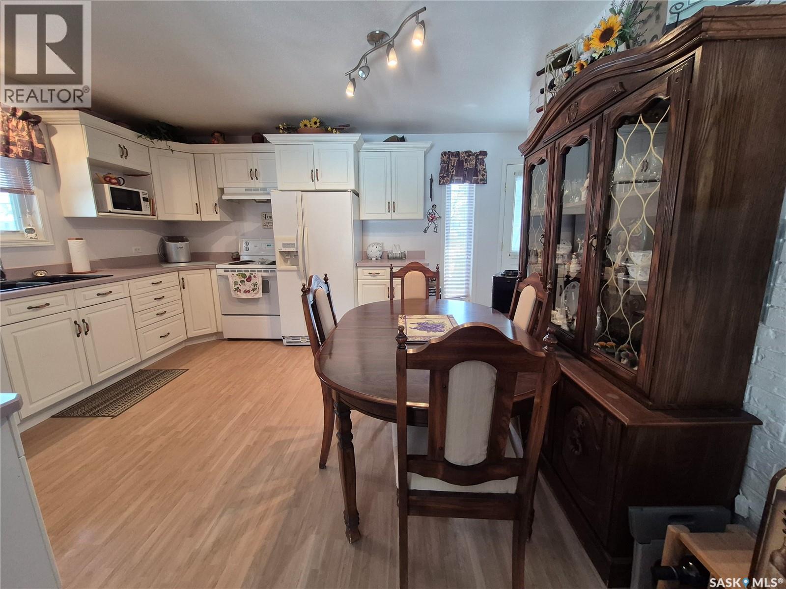 317 2nd Street W, Ponteix, Saskatchewan  S0N 1Z0 - Photo 5 - SK033844