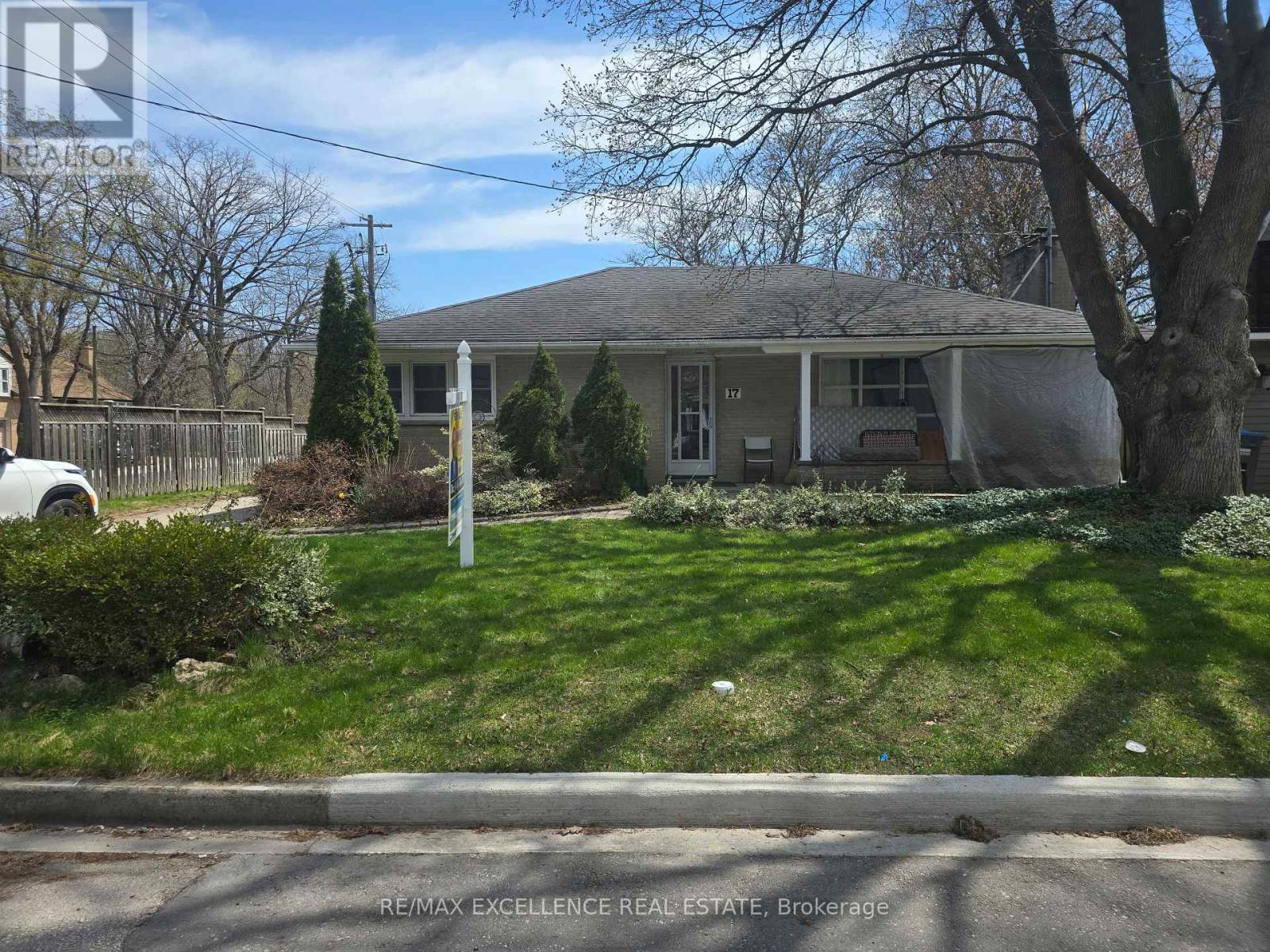 17 Armstrong Street, Brampton, Ontario  L6W 1W7 - Photo 2 - W13039044