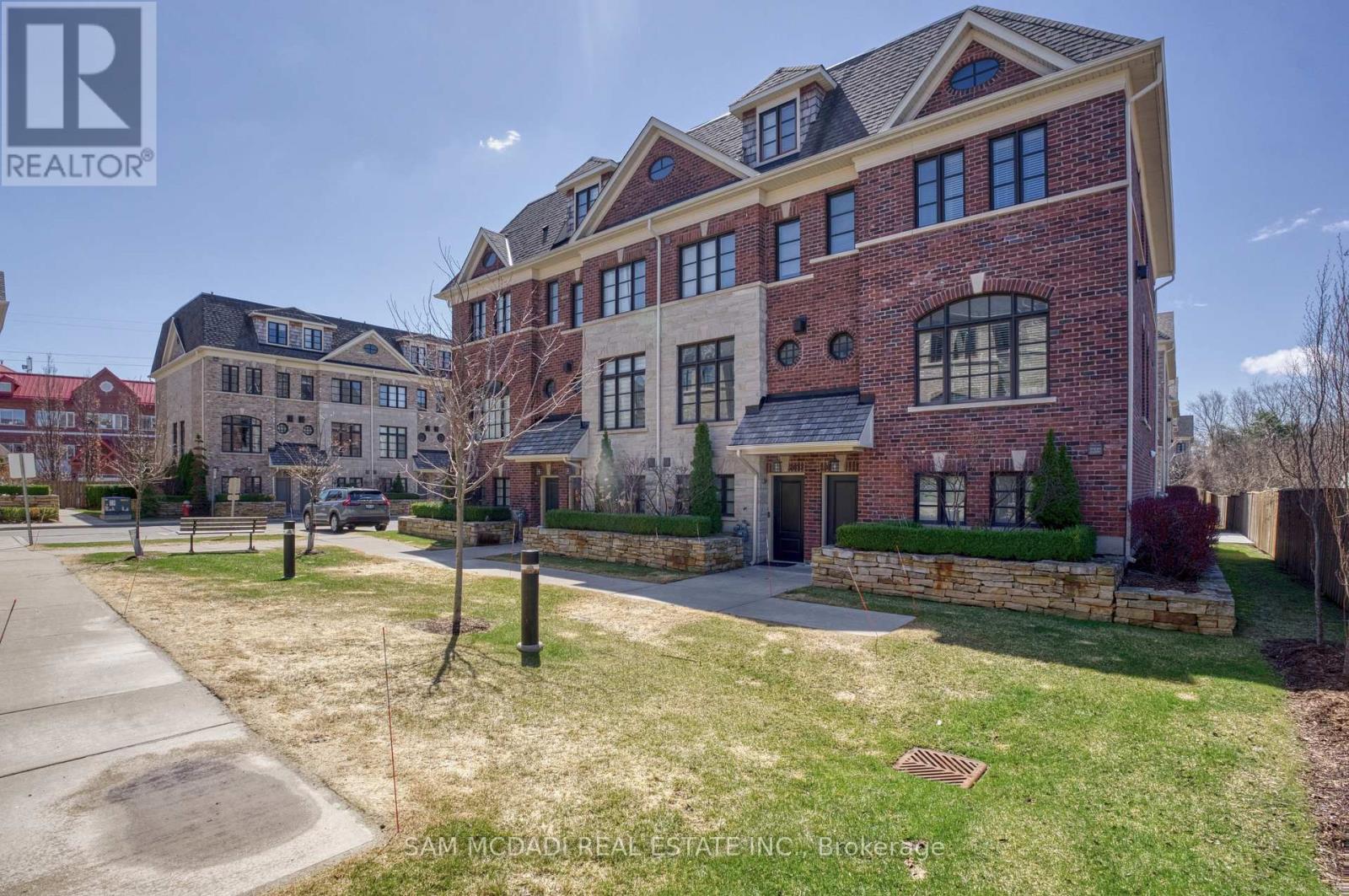 2029 Queensborough Gate, Mississauga, Ontario  L5M 0Y1 - Photo 2 - W13039116