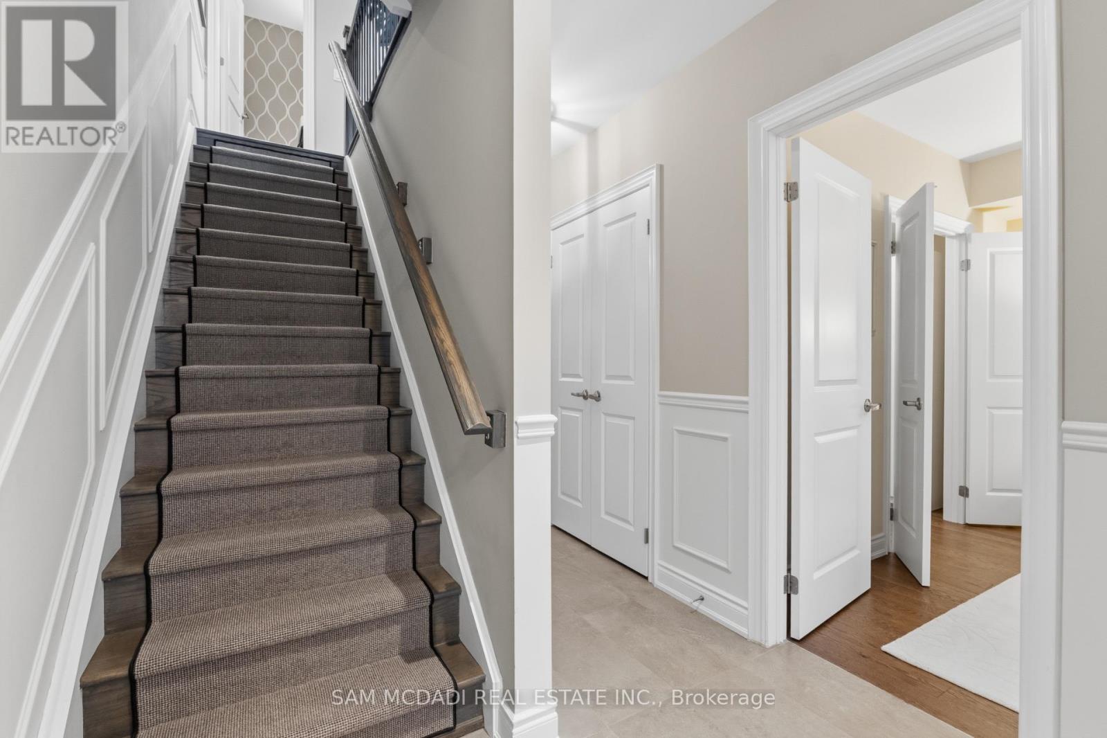 2029 Queensborough Gate, Mississauga, Ontario  L5M 0Y1 - Photo 4 - W13039116