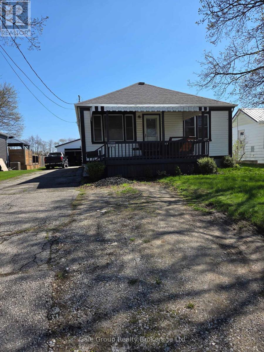 977 Norfolk Street N