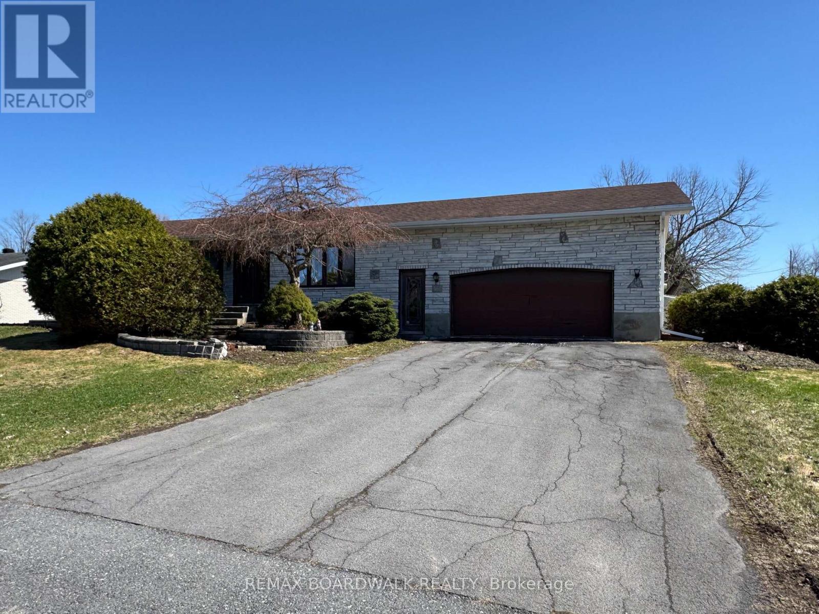 687 Duhamel Street, Casselman, Ontario  K0A 1M0 - Photo 2 - X12978950