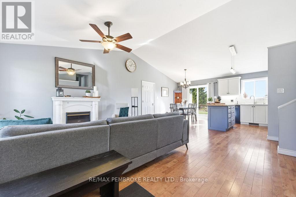 15 Samuel St Street, Laurentian Valley, Ontario  K8A 6W8 - Photo 4 - X13039216