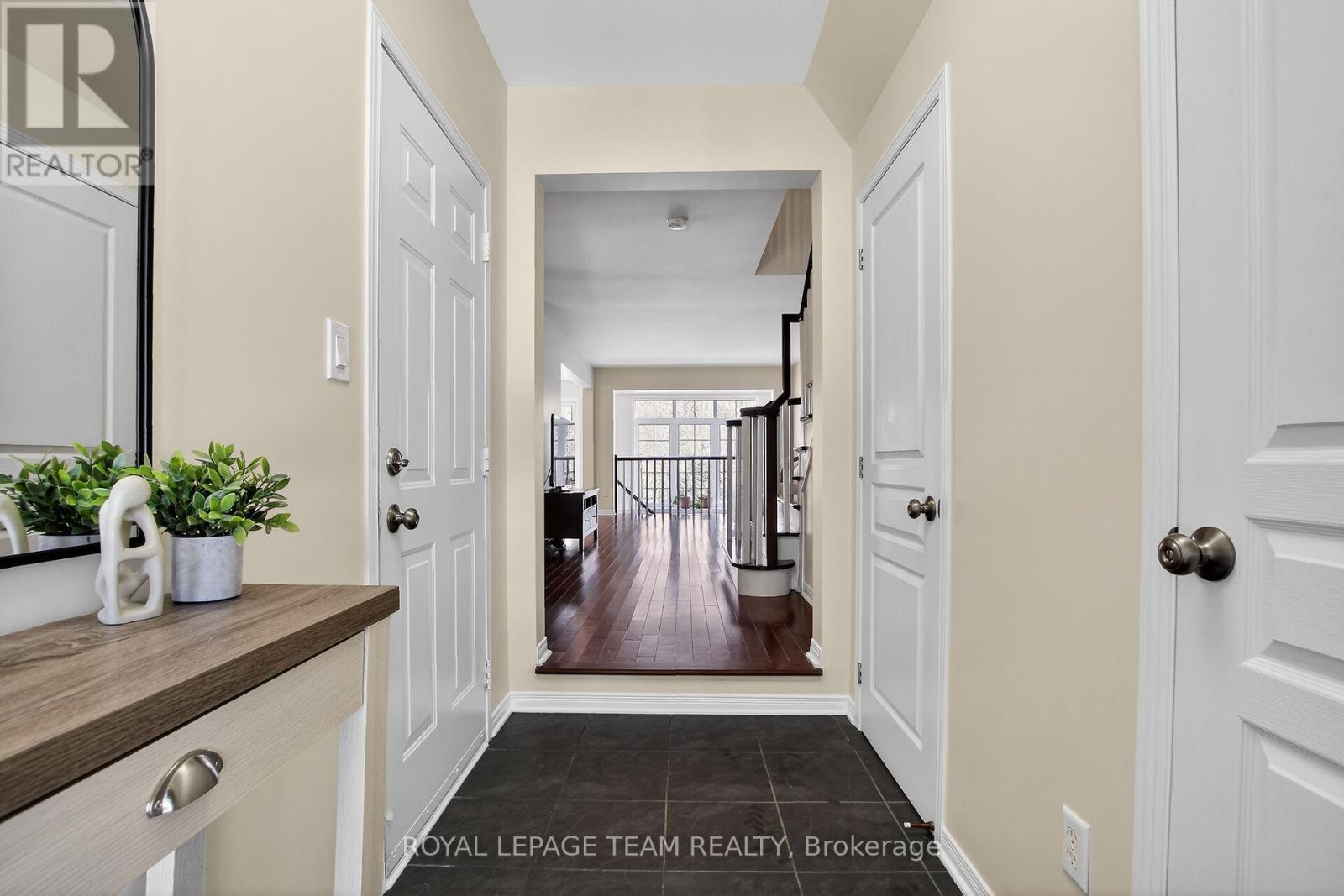 19 Goldthorpe Private, Ottawa, Ontario  K2J 5L6 - Photo 4 - X12930228