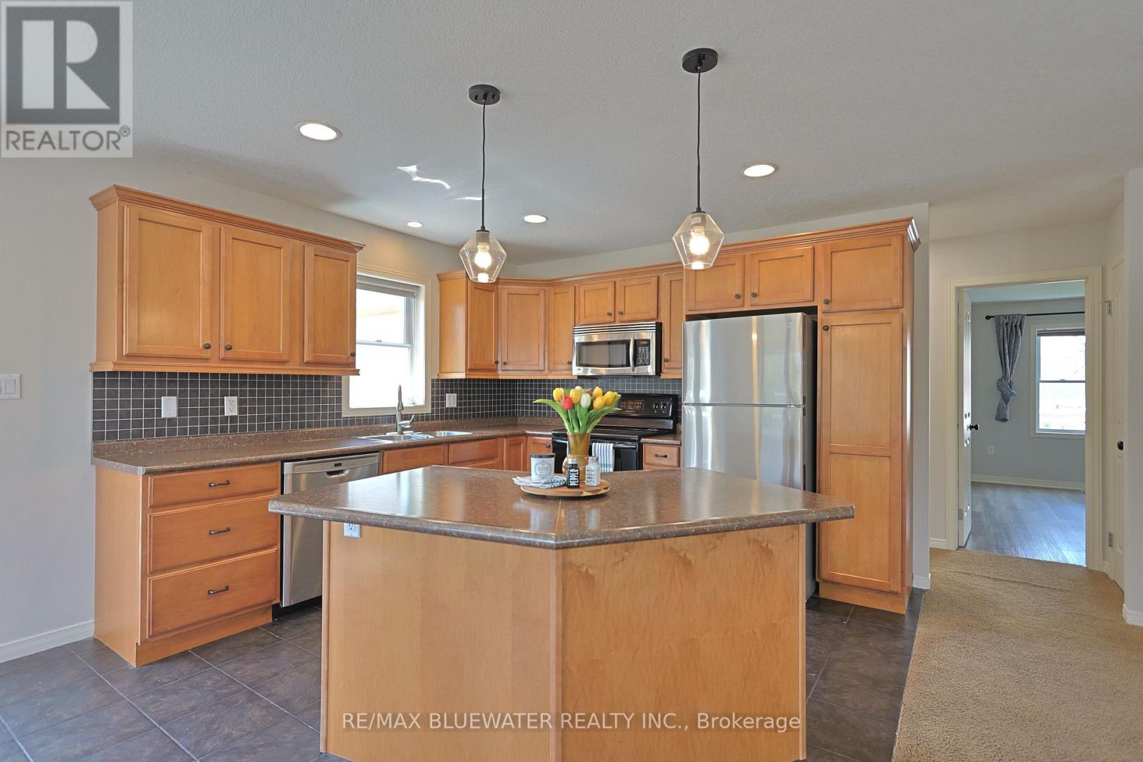 117 Duke Street, North Middlesex, Ontario  N0M 2K0 - Photo 2 - X13039250