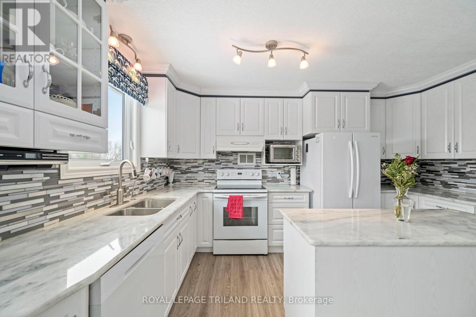 88650 Hilltop Lane, Malahide, Ontario N5H 0B1 - Photo 8 - X12809670