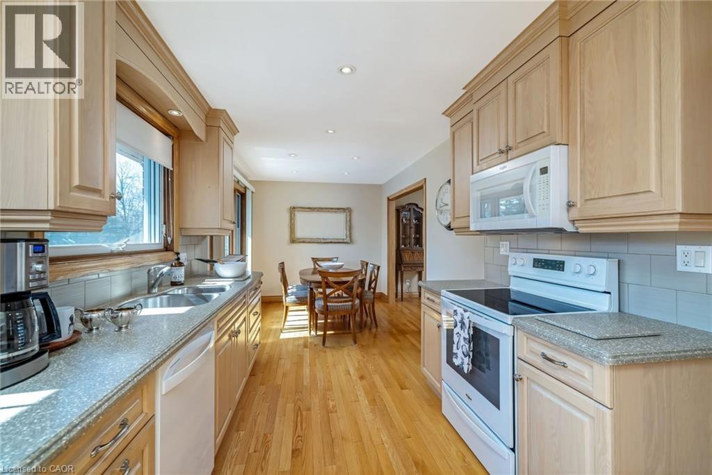 224 White Pines Drive, Burlington, Ontario  L7L 4E7 - Photo 9 - 40816732