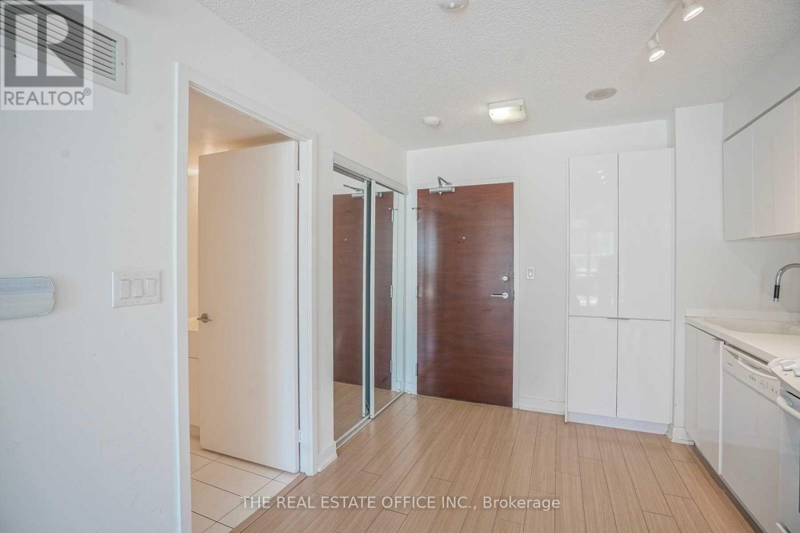 1103 - 15 Iceboat Terrace, Toronto, Ontario  M5V 4A5 - Photo 2 - C13039334