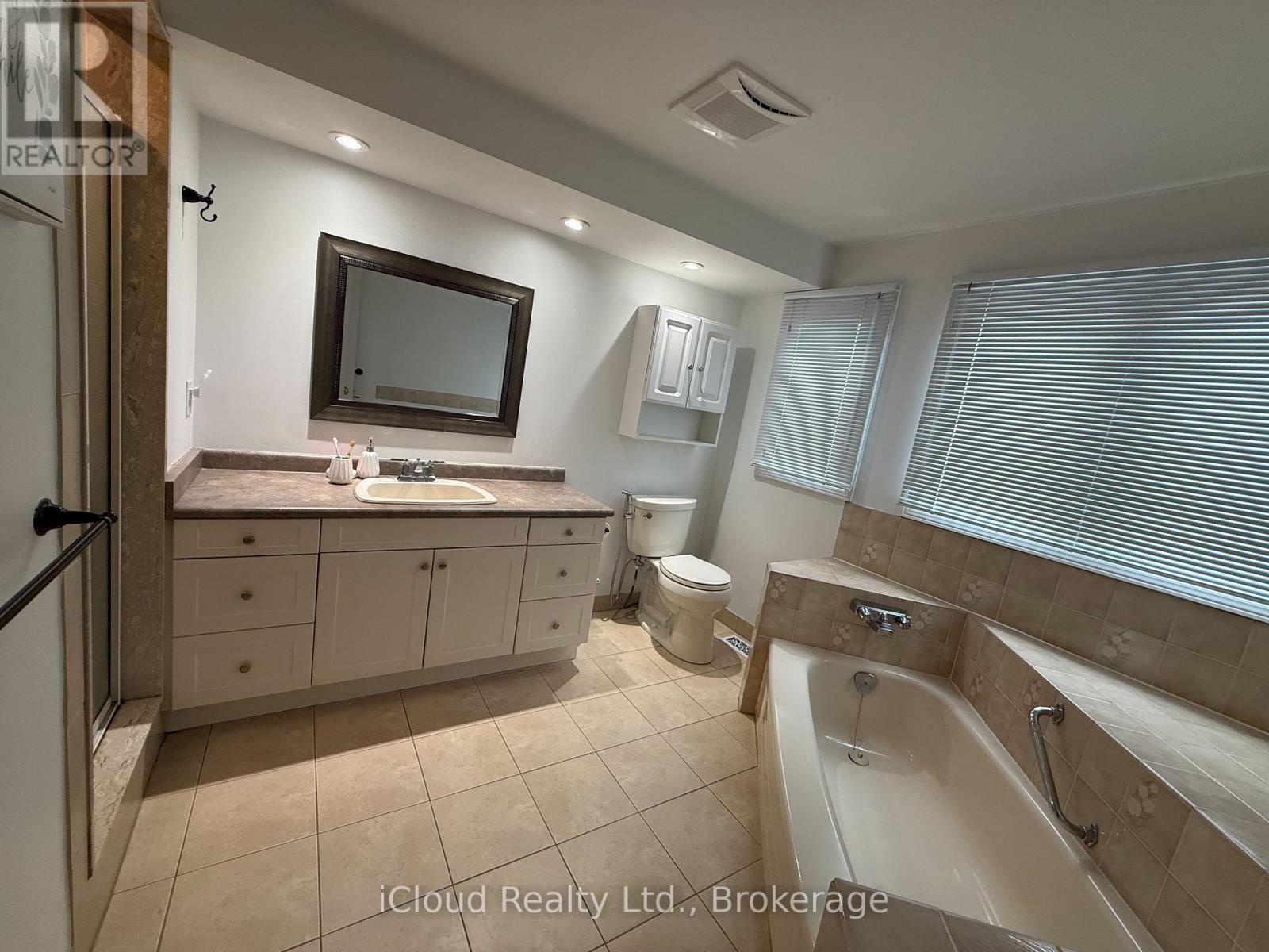 2067 Hunters Wood Drive, Burlington, Ontario  L7M 2T1 - Photo 17 - W13037658