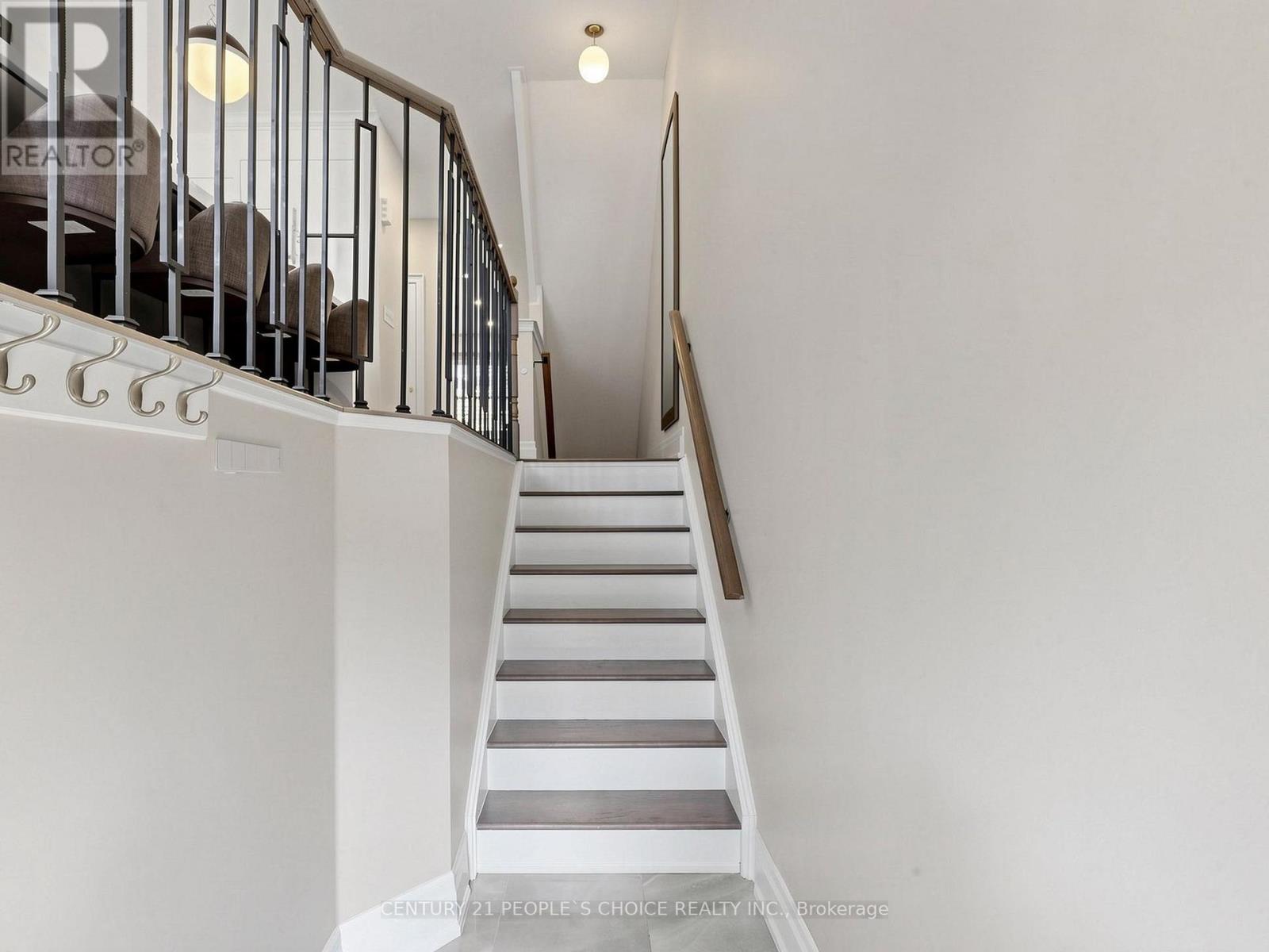 1321 Granrock Crescent, Mississauga, Ontario  L5V 0E1 - Photo 4 - W13039364