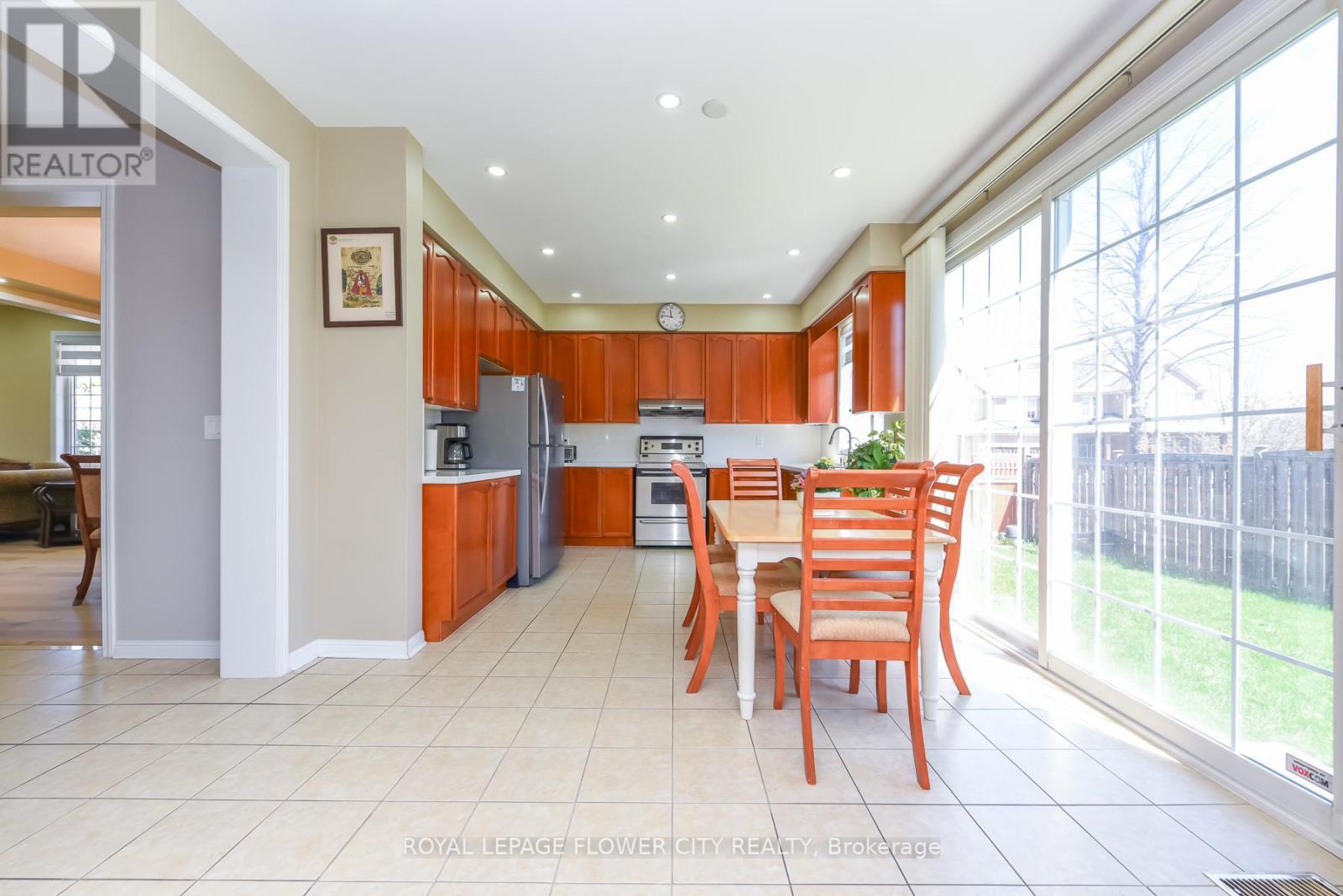 19 Maldives Crescent N, Brampton, Ontario  L6P 1L5 - Photo 10 - W13039366