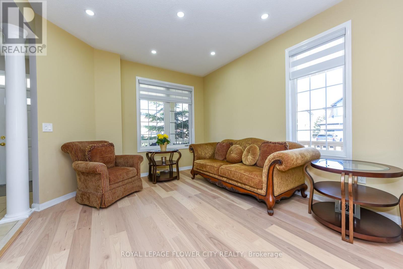 19 Maldives Crescent N, Brampton, Ontario  L6P 1L5 - Photo 3 - W13039366