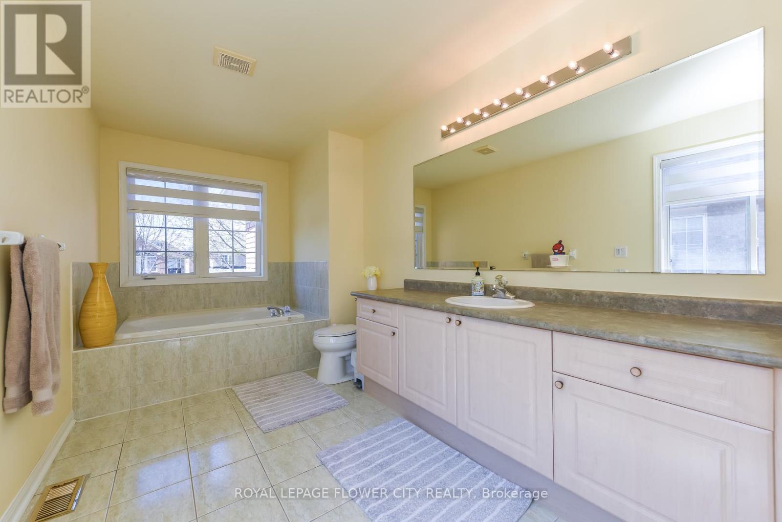 19 Maldives Crescent N, Brampton, Ontario  L6P 1L5 - Photo 30 - W13039366