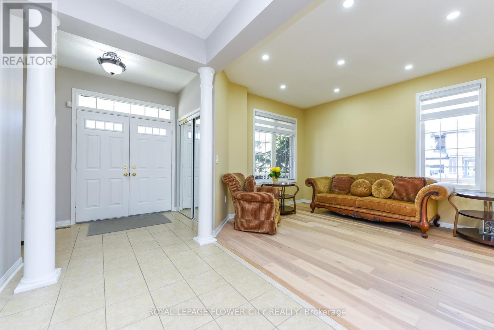 19 Maldives Crescent N, Brampton, Ontario  L6P 1L5 - Photo 4 - W13039366