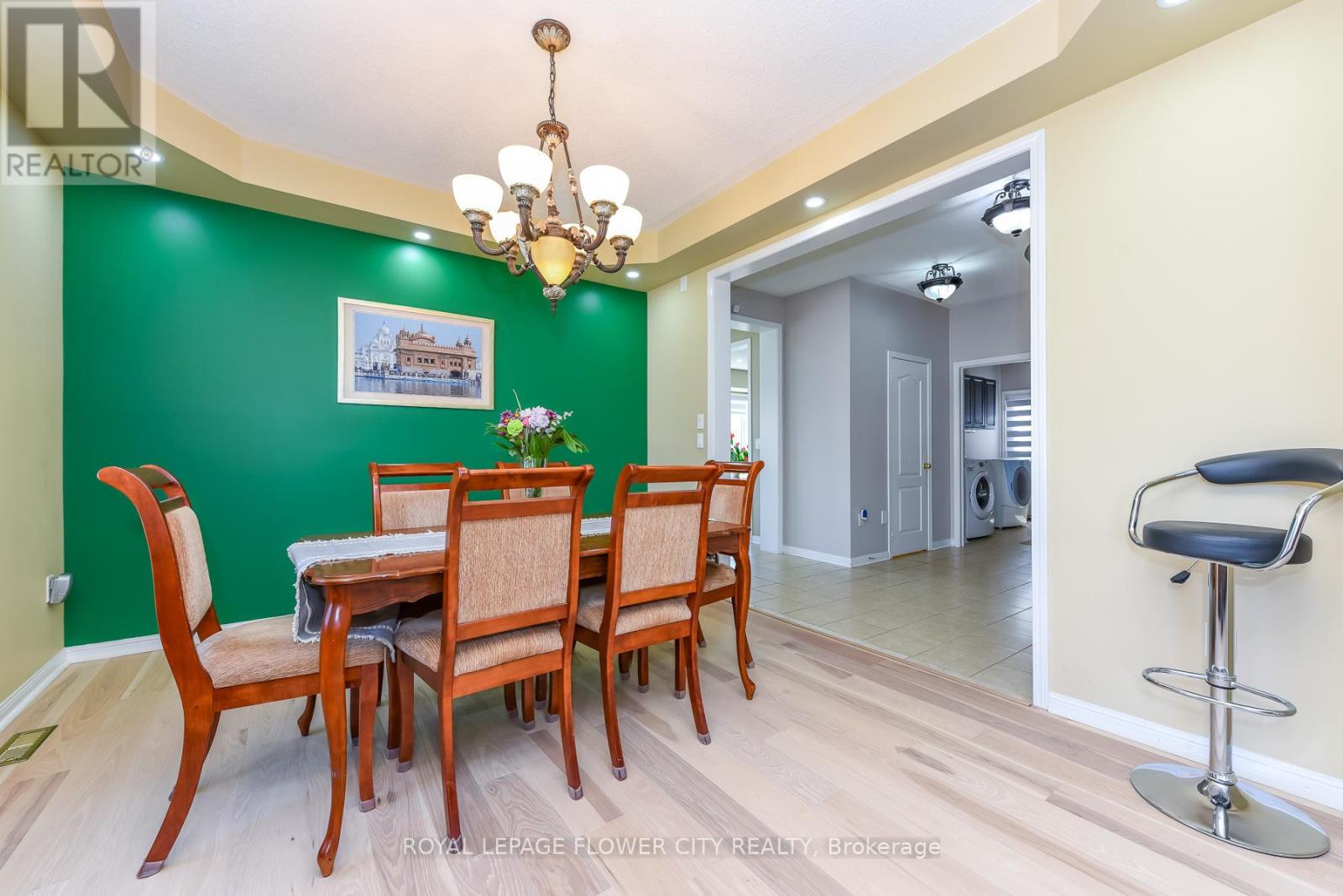 19 Maldives Crescent N, Brampton, Ontario  L6P 1L5 - Photo 8 - W13039366