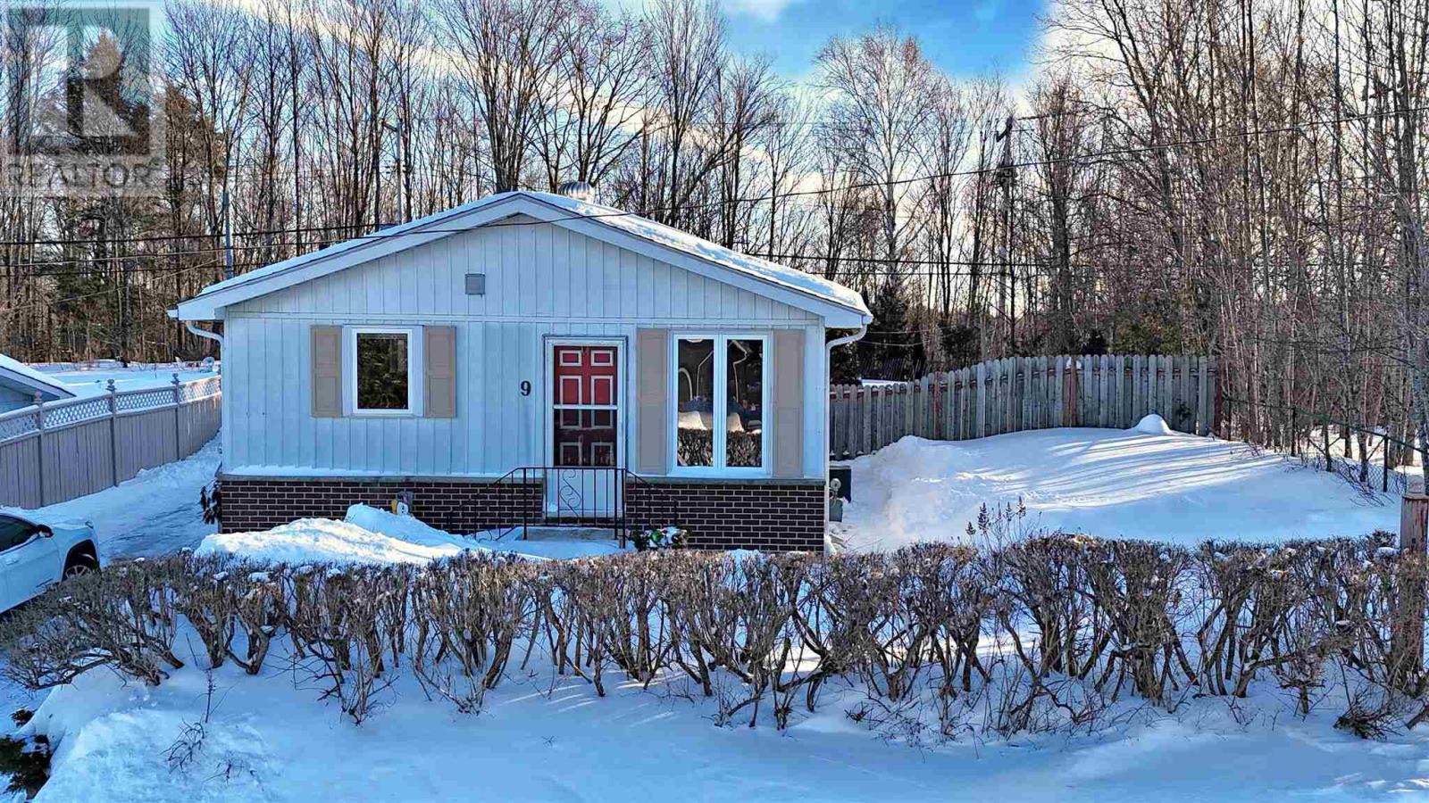 9 Axmith Ave, Elliot Lake, Ontario  P5A 1B5 - Photo 2 - SM260715