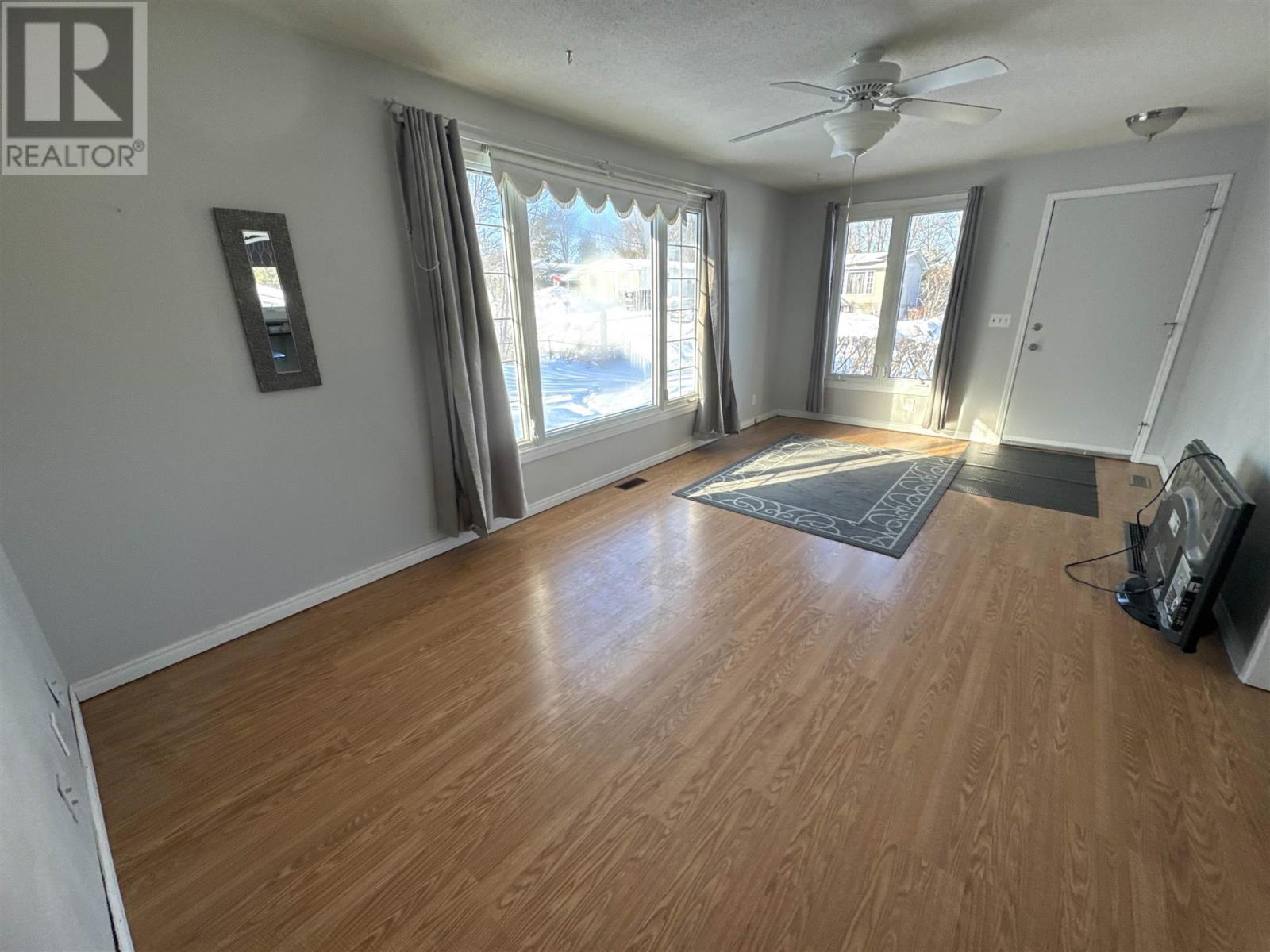 9 Axmith Ave, Elliot Lake, Ontario  P5A 1B5 - Photo 8 - SM260715