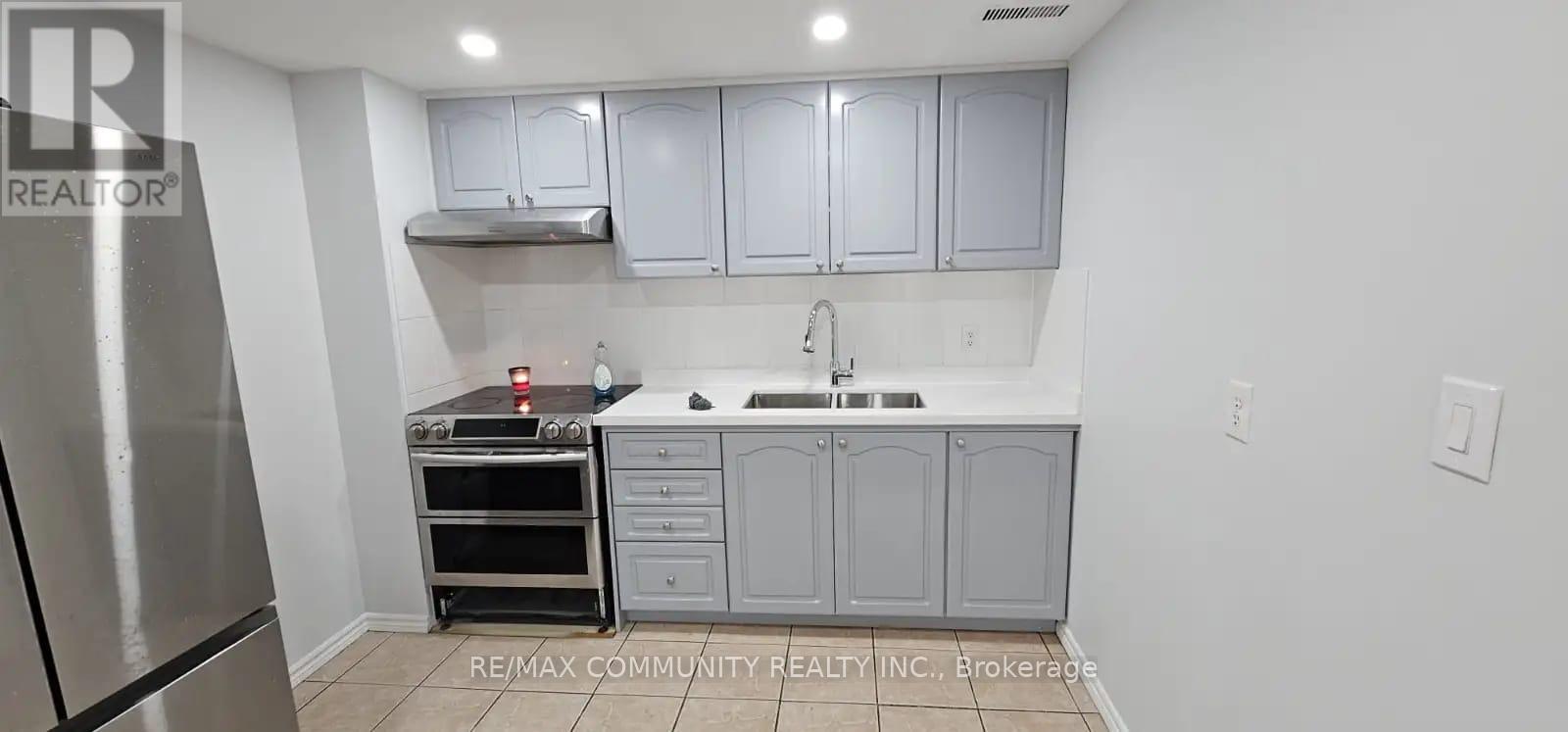 91 Vivians Crescent, Brampton, Ontario  L6Y 4V5 - Photo 2 - W12879424