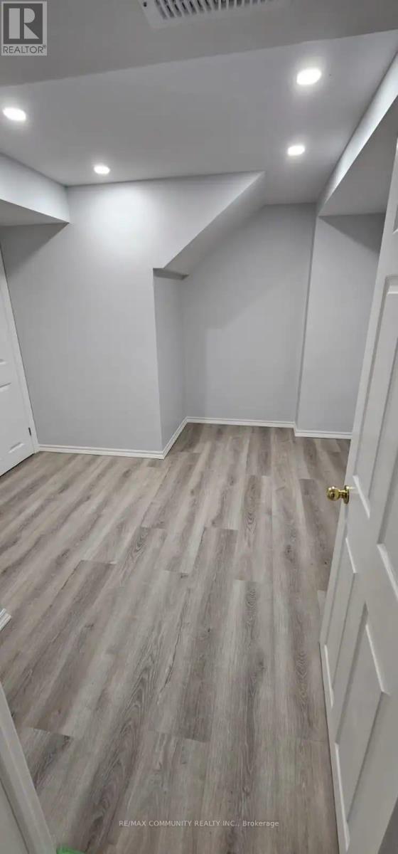 91 Vivians Crescent, Brampton, Ontario  L6Y 4V5 - Photo 4 - W12879424