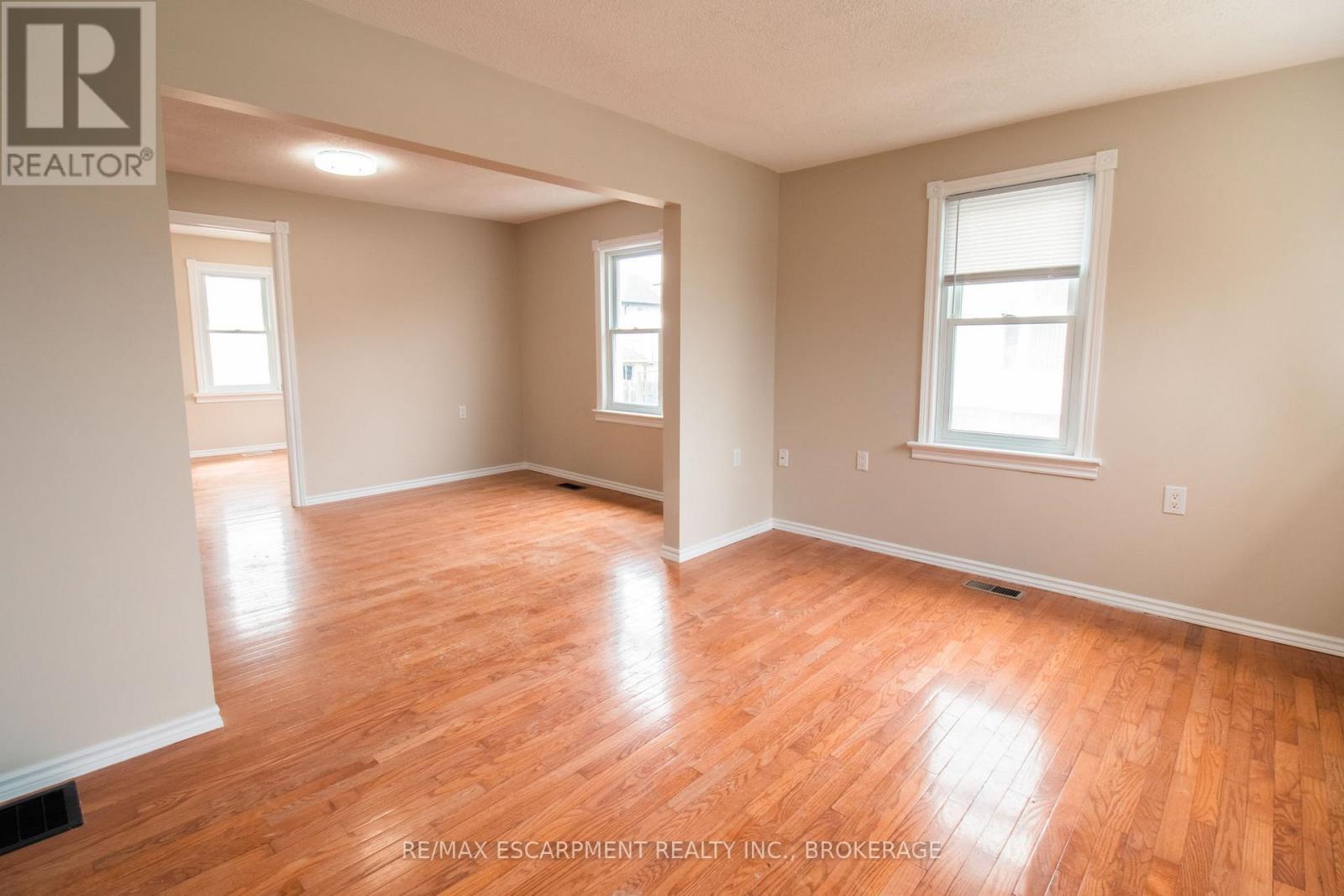 1 - 539 Woodlawn Road, Welland, Ontario  L3C 3K2 - Photo 5 - X13039522