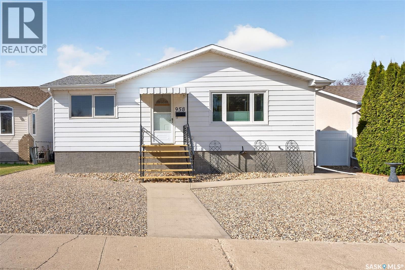 958 Edmonton Street, Moose Jaw, Saskatchewan  S6H 3A8 - Photo 2 - SK033757