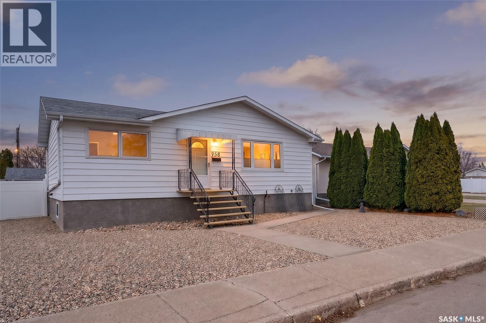 958 Edmonton Street, Moose Jaw, Saskatchewan  S6H 3A8 - Photo 3 - SK033757