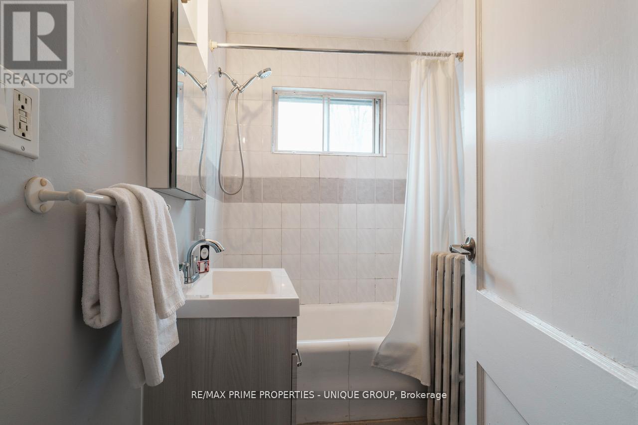 Main - 3 Bonfield Avenue, Toronto, Ontario  M4E 1B9 - Photo 10 - E13039908