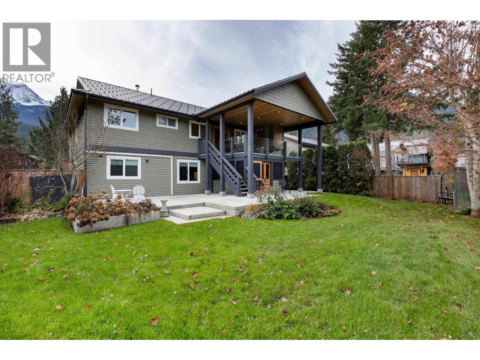 1469 Olive Street, Pemberton, British Columbia  V0N 2L0 - Photo 2 - R3067735