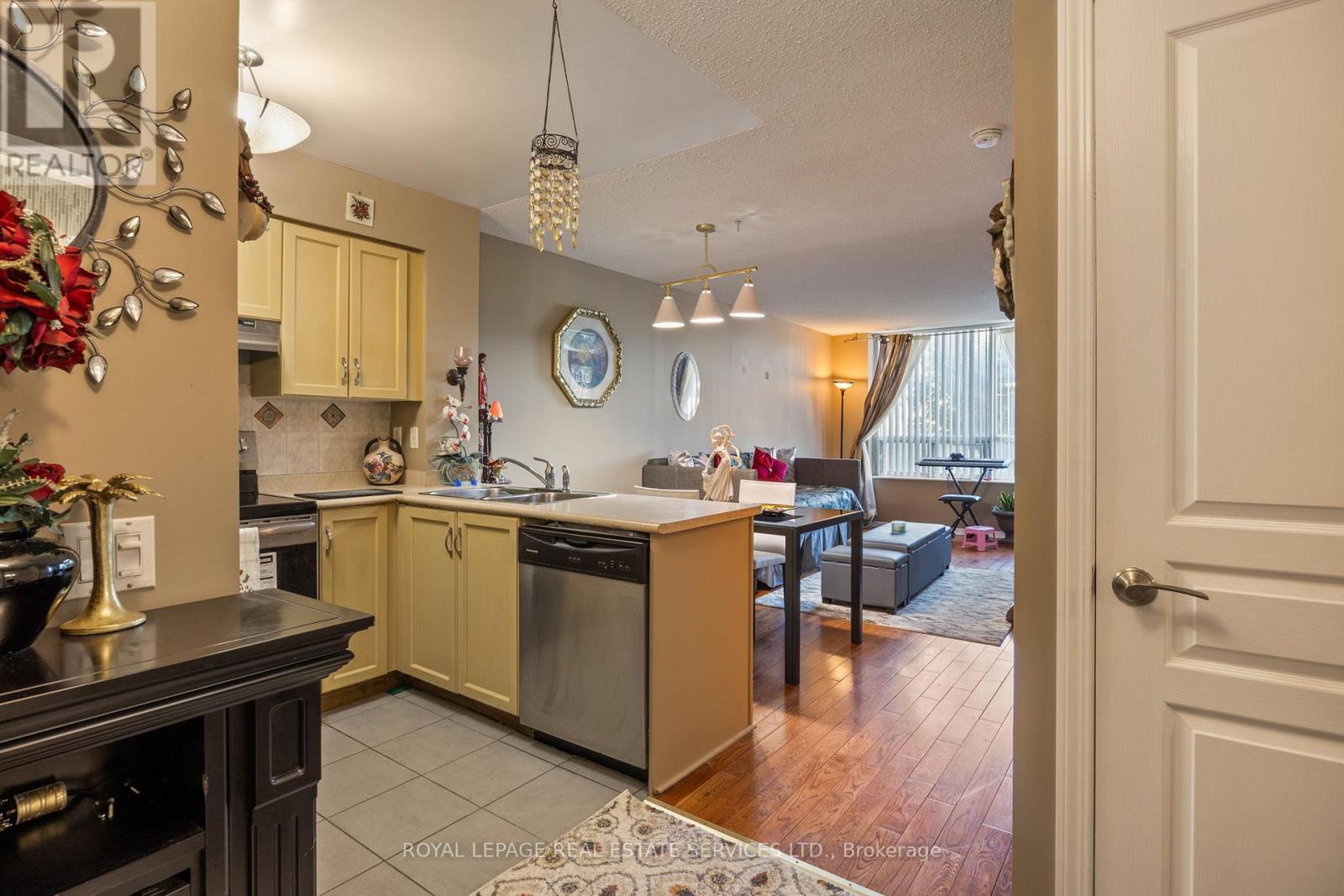 101 - 9 Northern Heights Drive, Richmond Hill, Ontario  L4B 4M5 - Photo 5 - N13040068