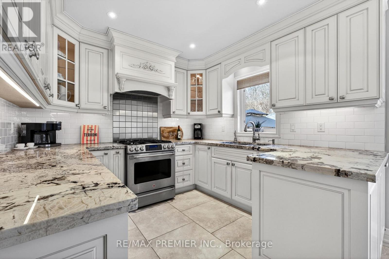 38 Helmsdale Avenue, Vaughan (Maple), Ontario  L6A 2G5 - Photo 18 - N13040136