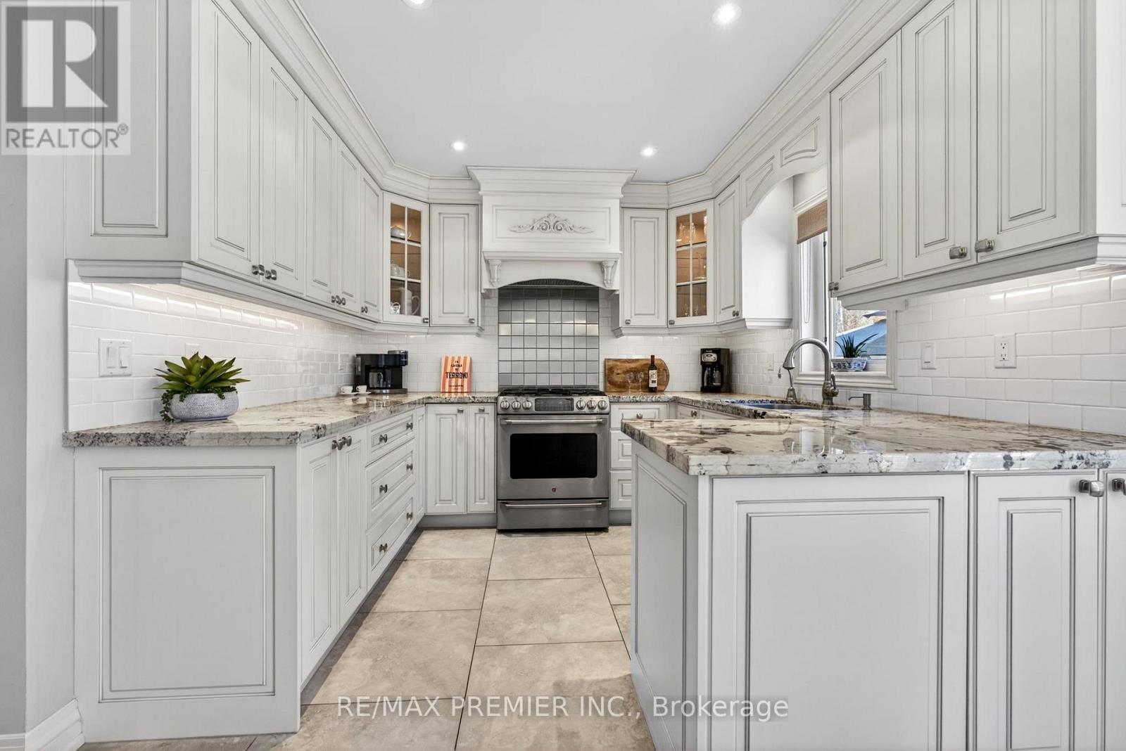 38 Helmsdale Avenue, Vaughan (Maple), Ontario  L6A 2G5 - Photo 19 - N13040136