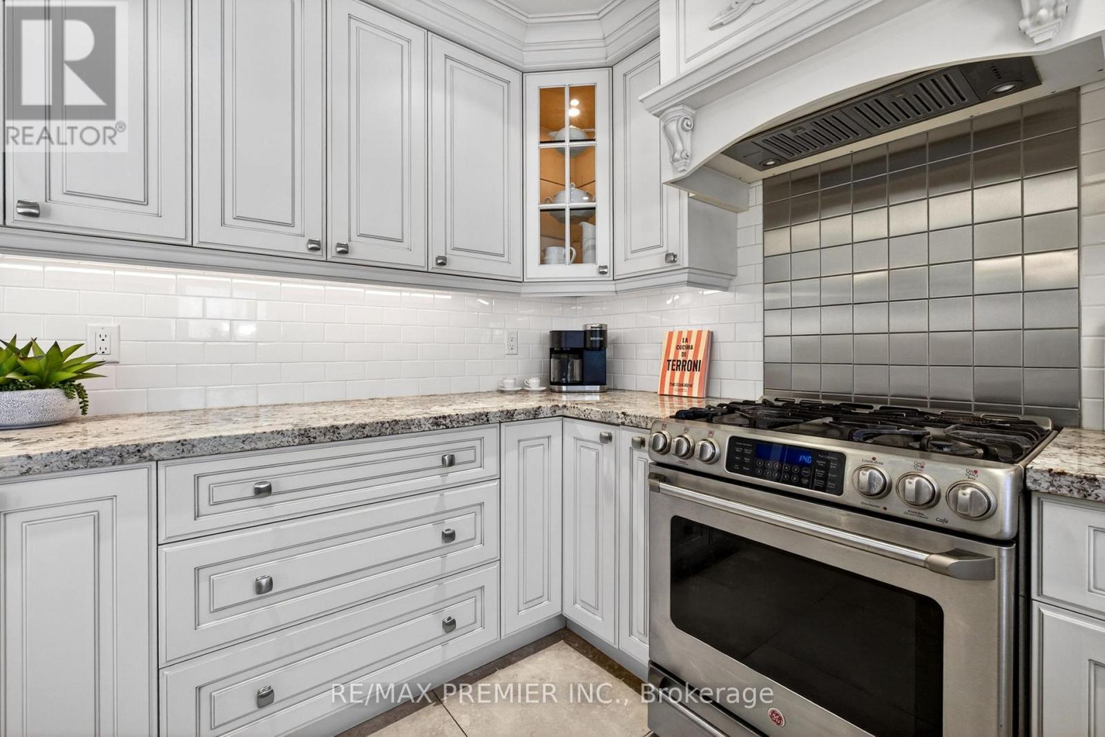 38 Helmsdale Avenue, Vaughan (Maple), Ontario  L6A 2G5 - Photo 20 - N13040136