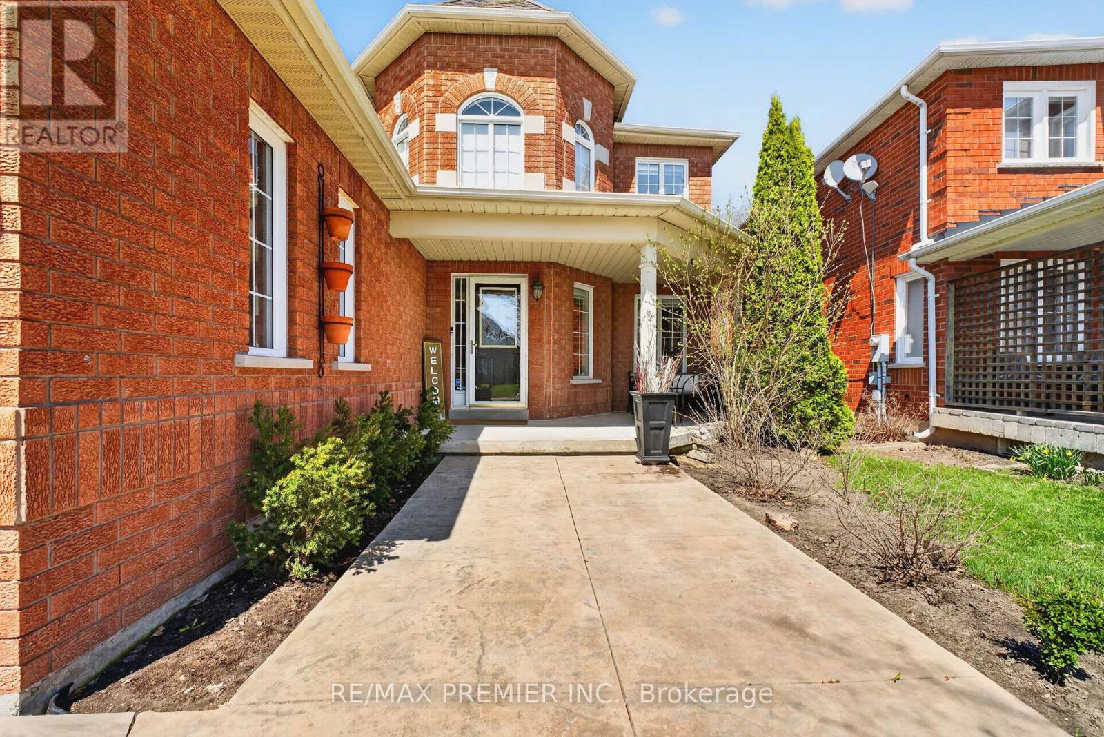 38 Helmsdale Avenue, Vaughan (Maple), Ontario  L6A 2G5 - Photo 3 - N13040136