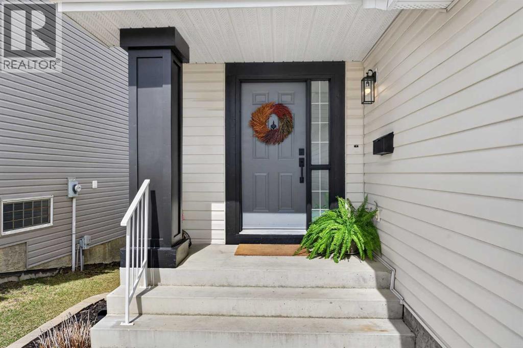 10 Somerglen Crescent SW, Calgary, Alberta  T2Y 3L6 - Photo 3 - A2302628