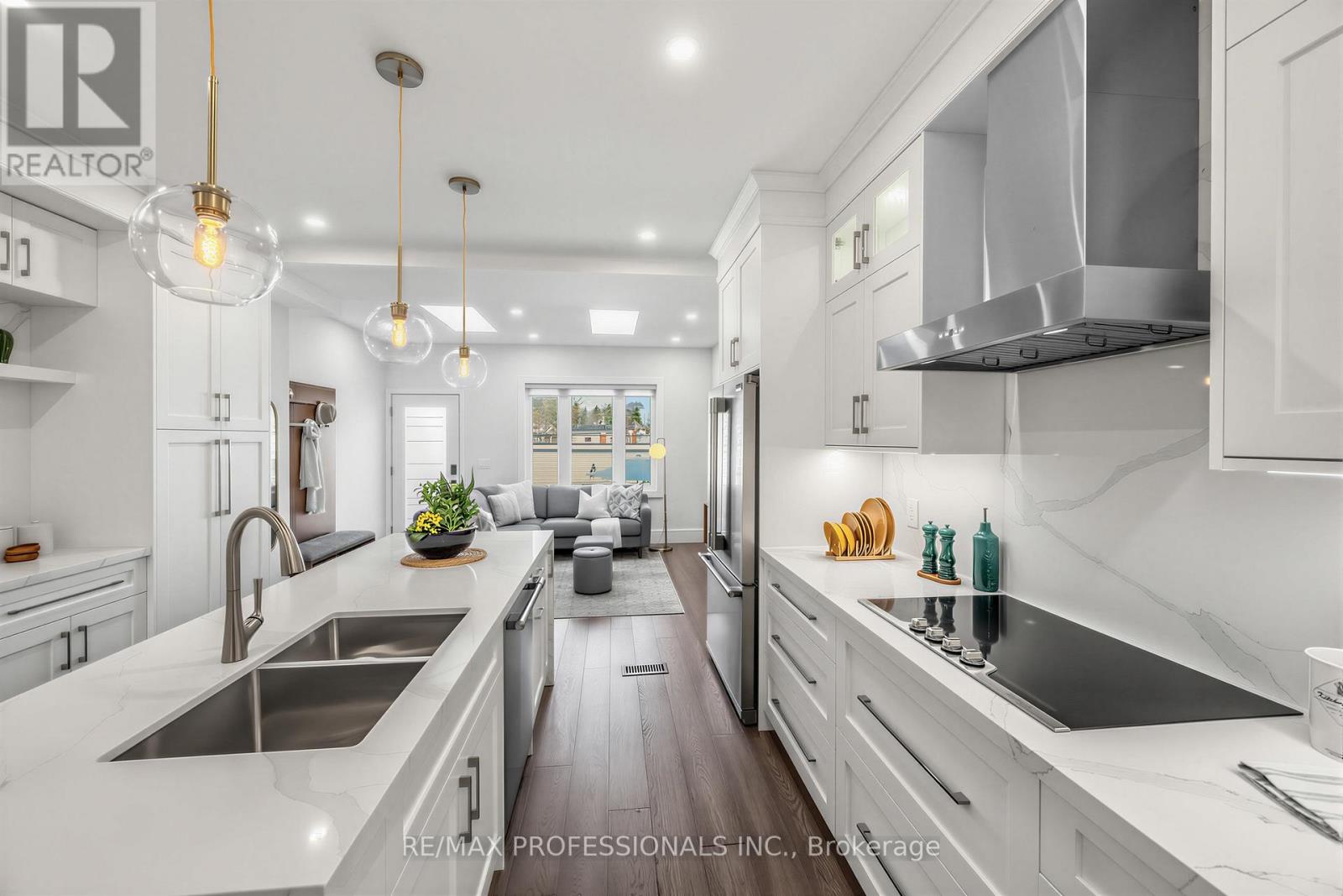 215 Gilbert Avenue, Toronto (Caledonia-Fairbank), Ontario  M6E 4W6 - Photo 10 - W13040084