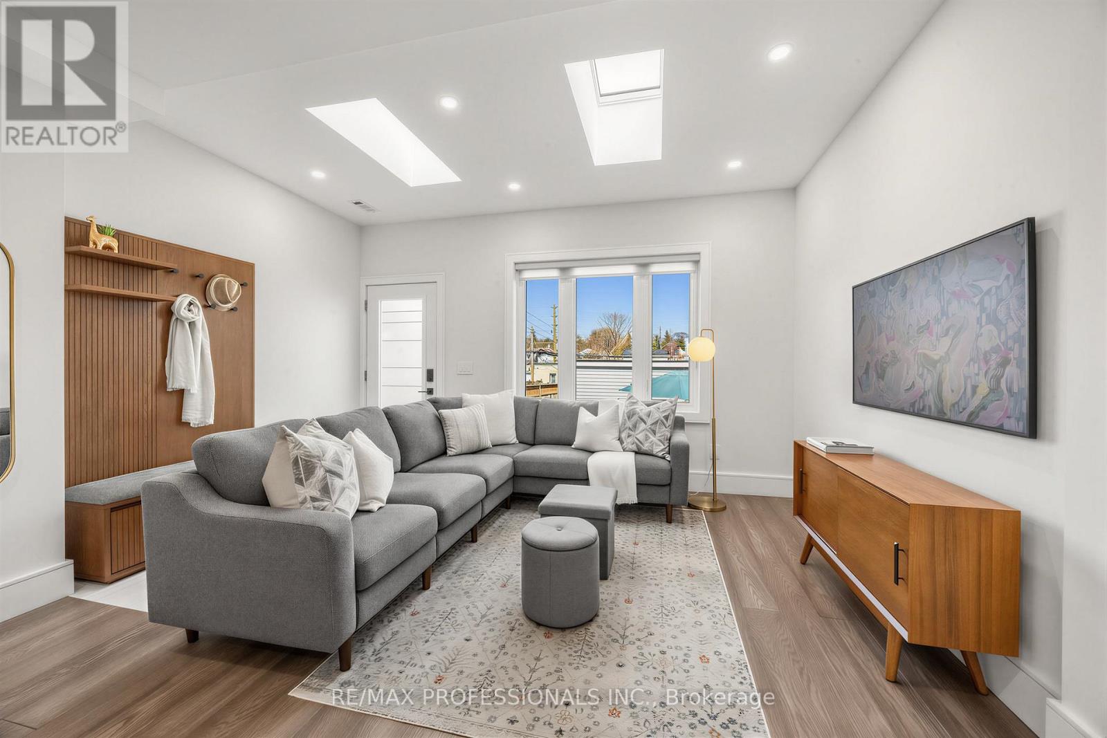 215 Gilbert Avenue, Toronto (Caledonia-Fairbank), Ontario  M6E 4W6 - Photo 12 - W13040084