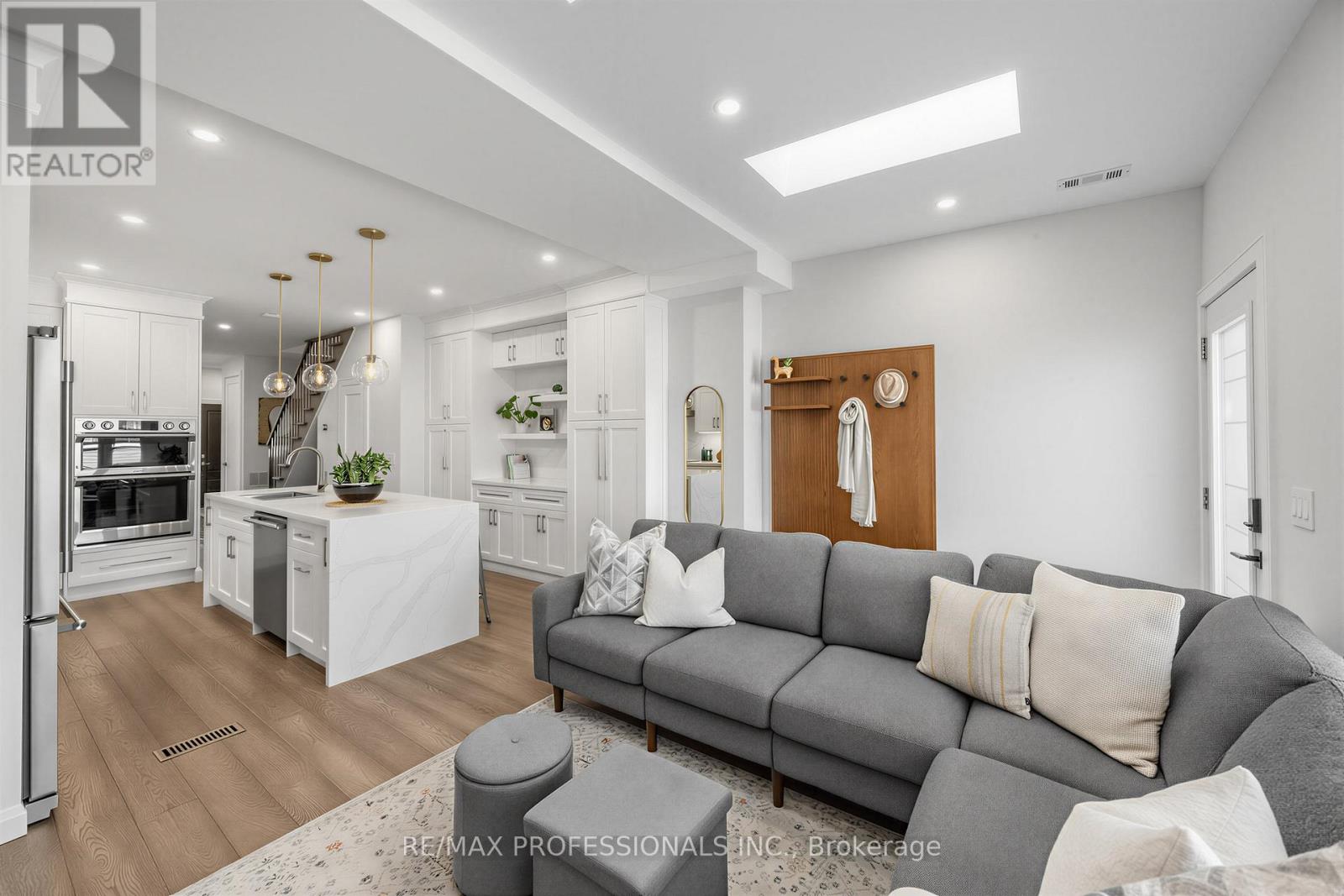 215 Gilbert Avenue, Toronto (Caledonia-Fairbank), Ontario  M6E 4W6 - Photo 13 - W13040084