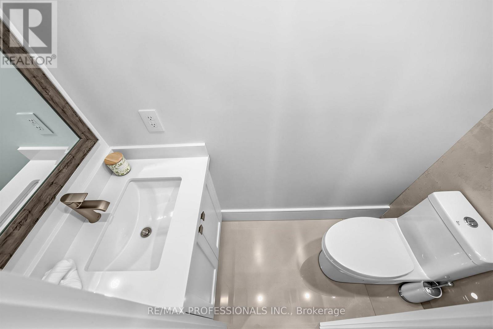 215 Gilbert Avenue, Toronto (Caledonia-Fairbank), Ontario  M6E 4W6 - Photo 14 - W13040084