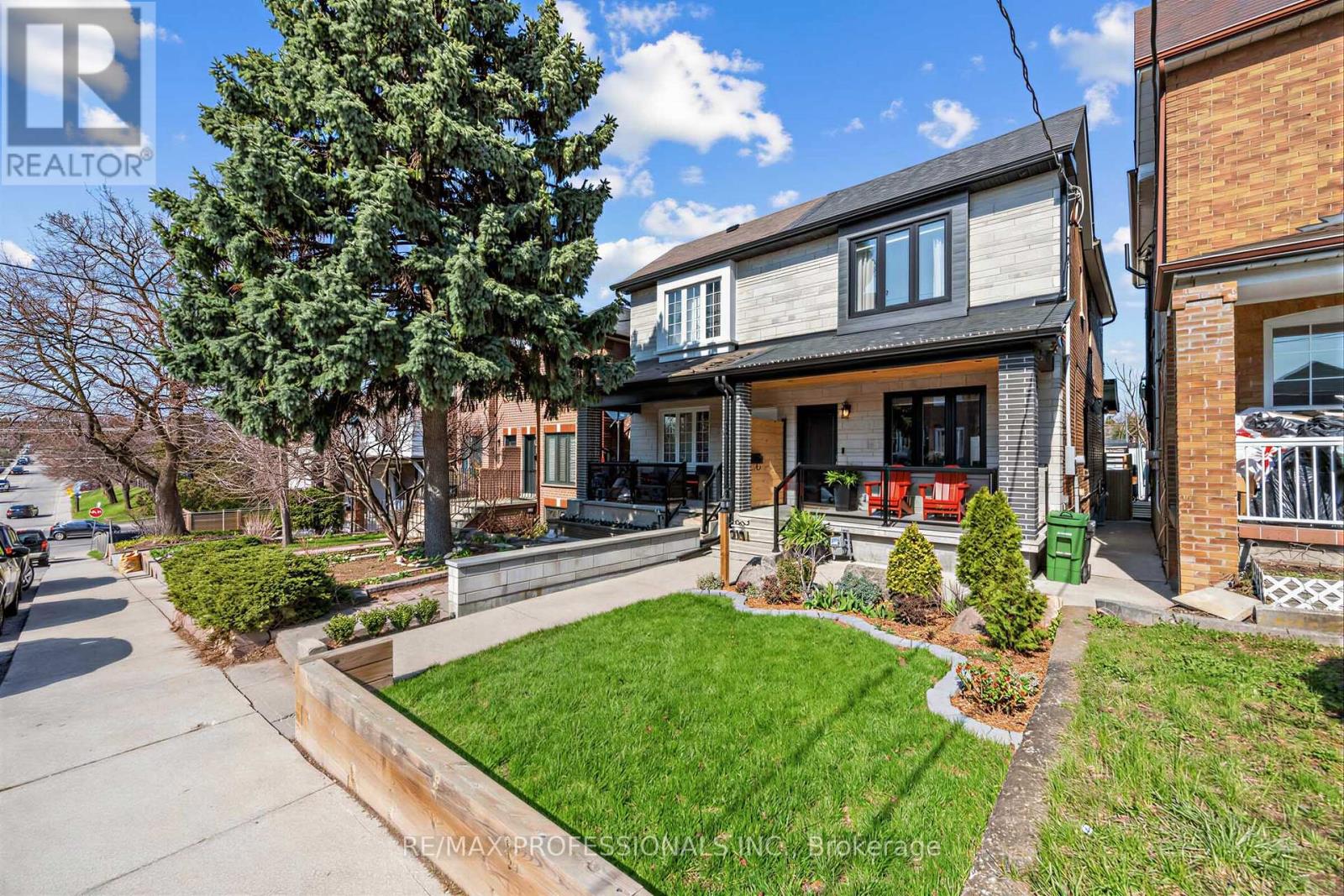 215 Gilbert Avenue, Toronto (Caledonia-Fairbank), Ontario  M6E 4W6 - Photo 2 - W13040084