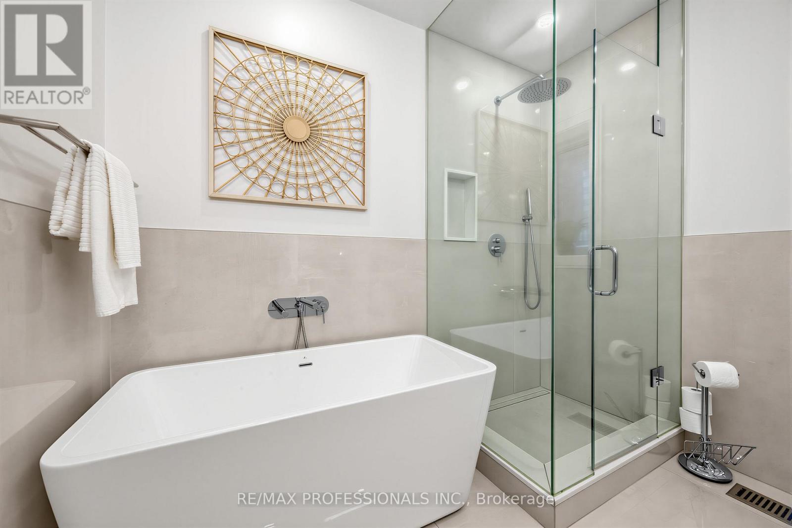 215 Gilbert Avenue, Toronto (Caledonia-Fairbank), Ontario  M6E 4W6 - Photo 21 - W13040084