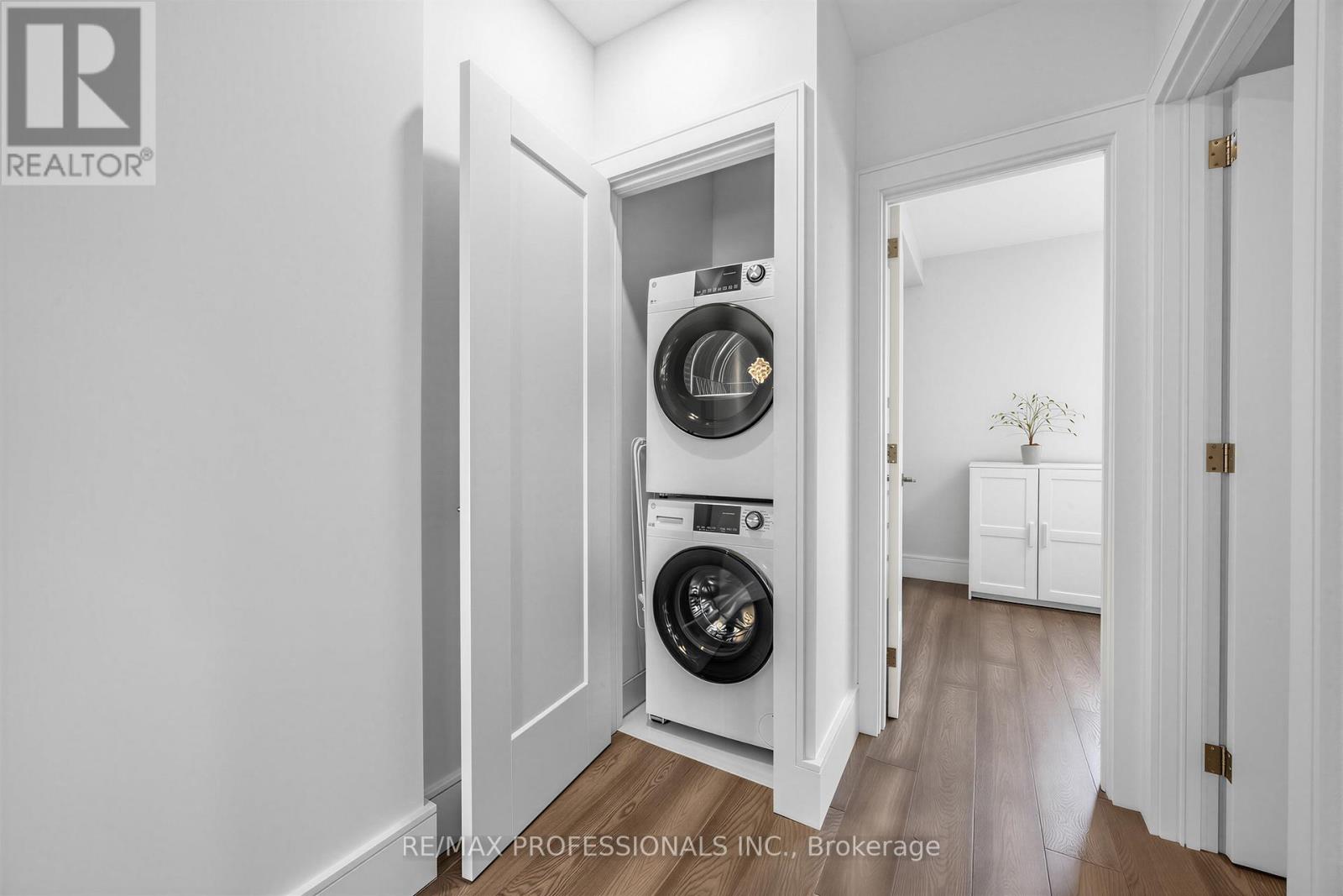 215 Gilbert Avenue, Toronto (Caledonia-Fairbank), Ontario  M6E 4W6 - Photo 22 - W13040084