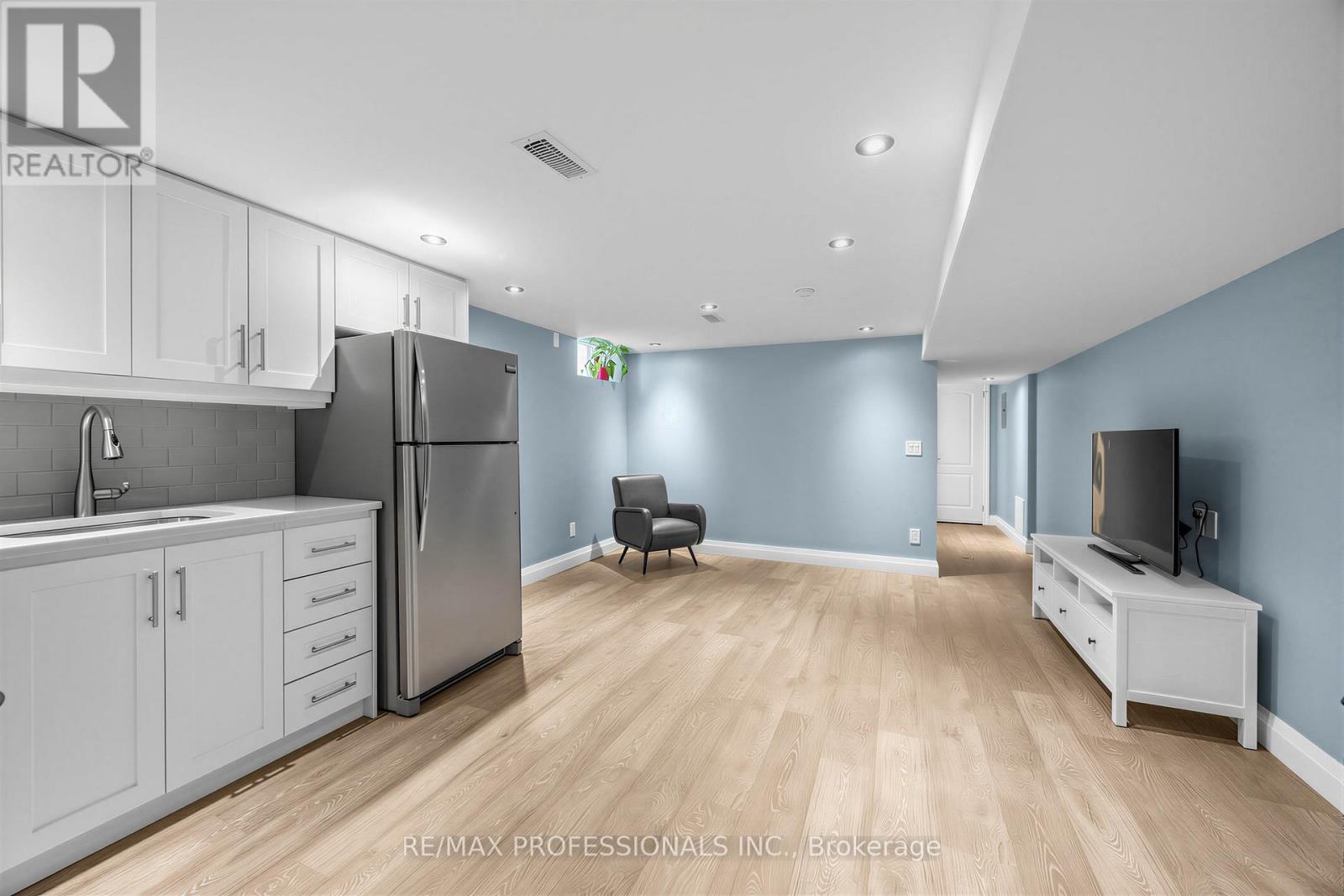 215 Gilbert Avenue, Toronto (Caledonia-Fairbank), Ontario  M6E 4W6 - Photo 25 - W13040084