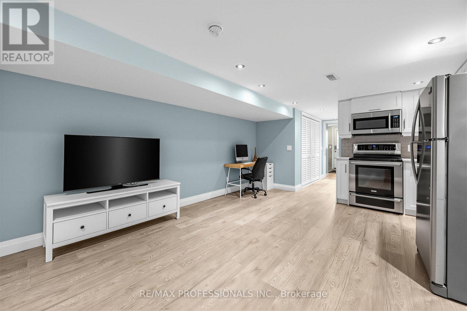 215 Gilbert Avenue, Toronto (Caledonia-Fairbank), Ontario  M6E 4W6 - Photo 26 - W13040084