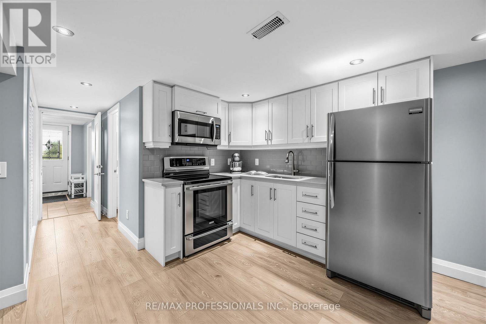 215 Gilbert Avenue, Toronto (Caledonia-Fairbank), Ontario  M6E 4W6 - Photo 27 - W13040084