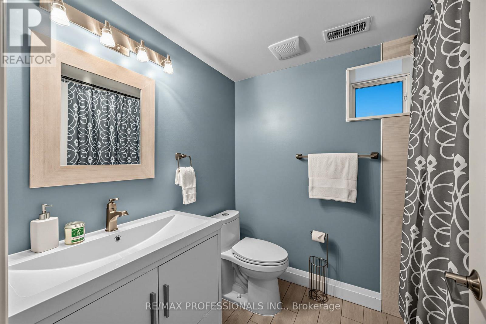 215 Gilbert Avenue, Toronto (Caledonia-Fairbank), Ontario  M6E 4W6 - Photo 29 - W13040084