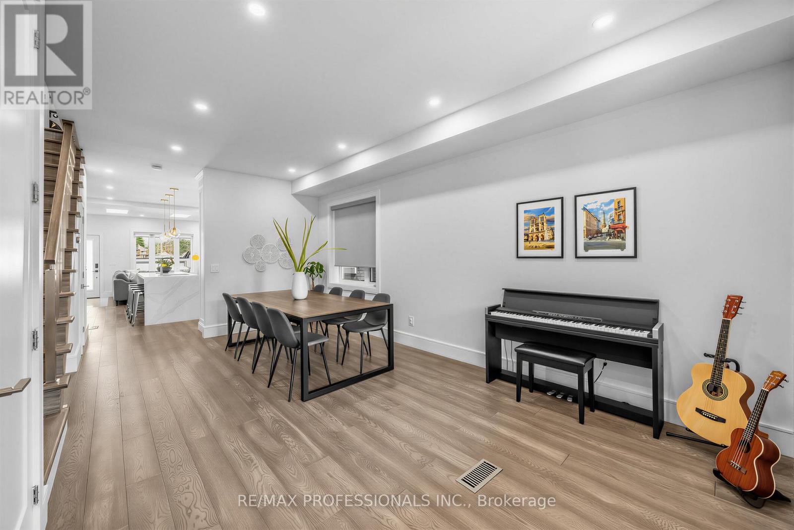 215 Gilbert Avenue, Toronto (Caledonia-Fairbank), Ontario  M6E 4W6 - Photo 5 - W13040084