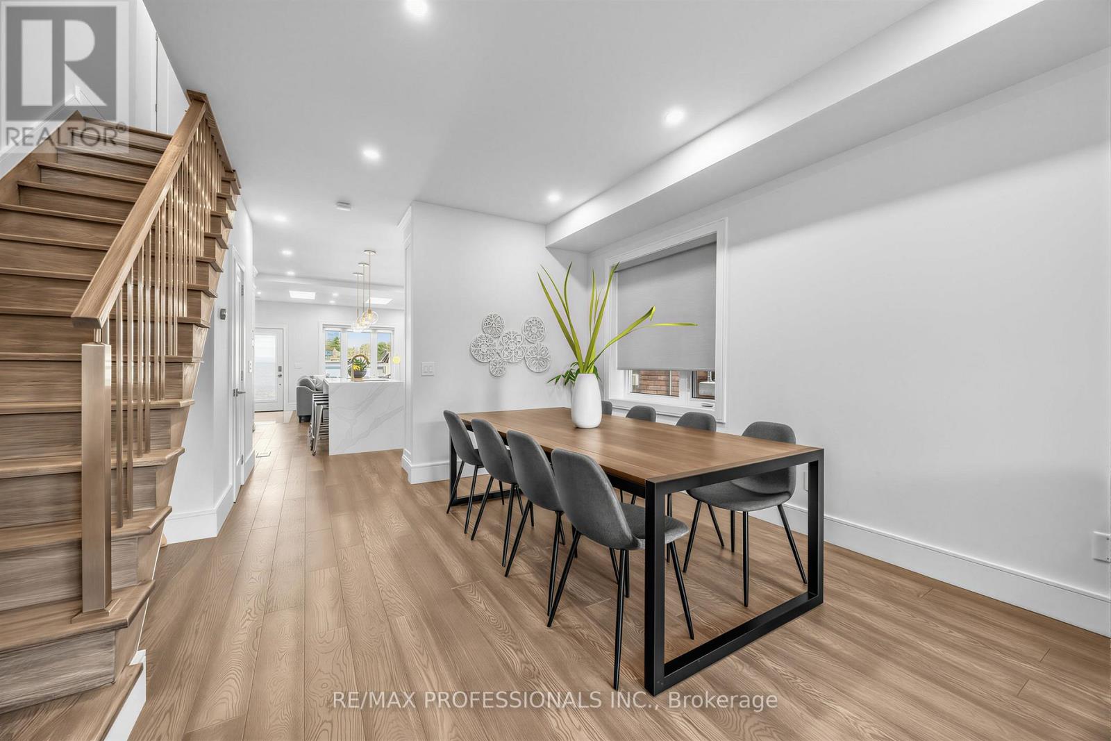 215 Gilbert Avenue, Toronto (Caledonia-Fairbank), Ontario  M6E 4W6 - Photo 6 - W13040084