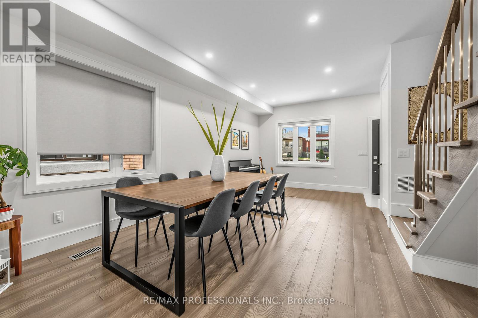 215 Gilbert Avenue, Toronto (Caledonia-Fairbank), Ontario  M6E 4W6 - Photo 7 - W13040084