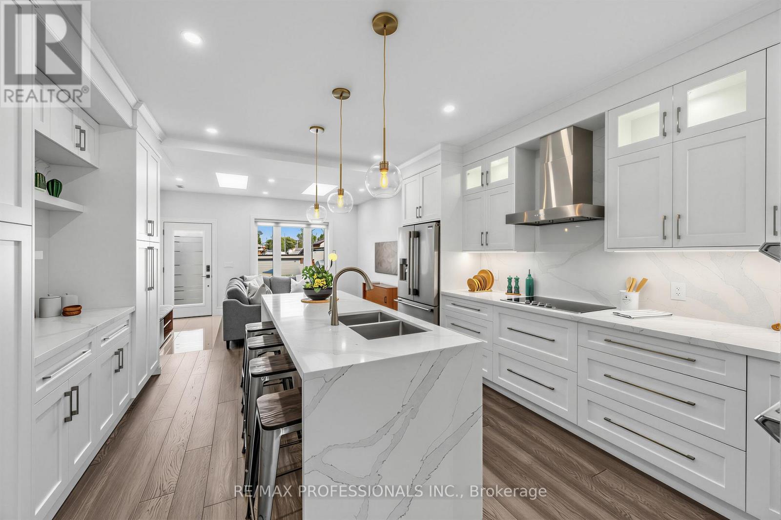 215 Gilbert Avenue, Toronto (Caledonia-Fairbank), Ontario  M6E 4W6 - Photo 8 - W13040084