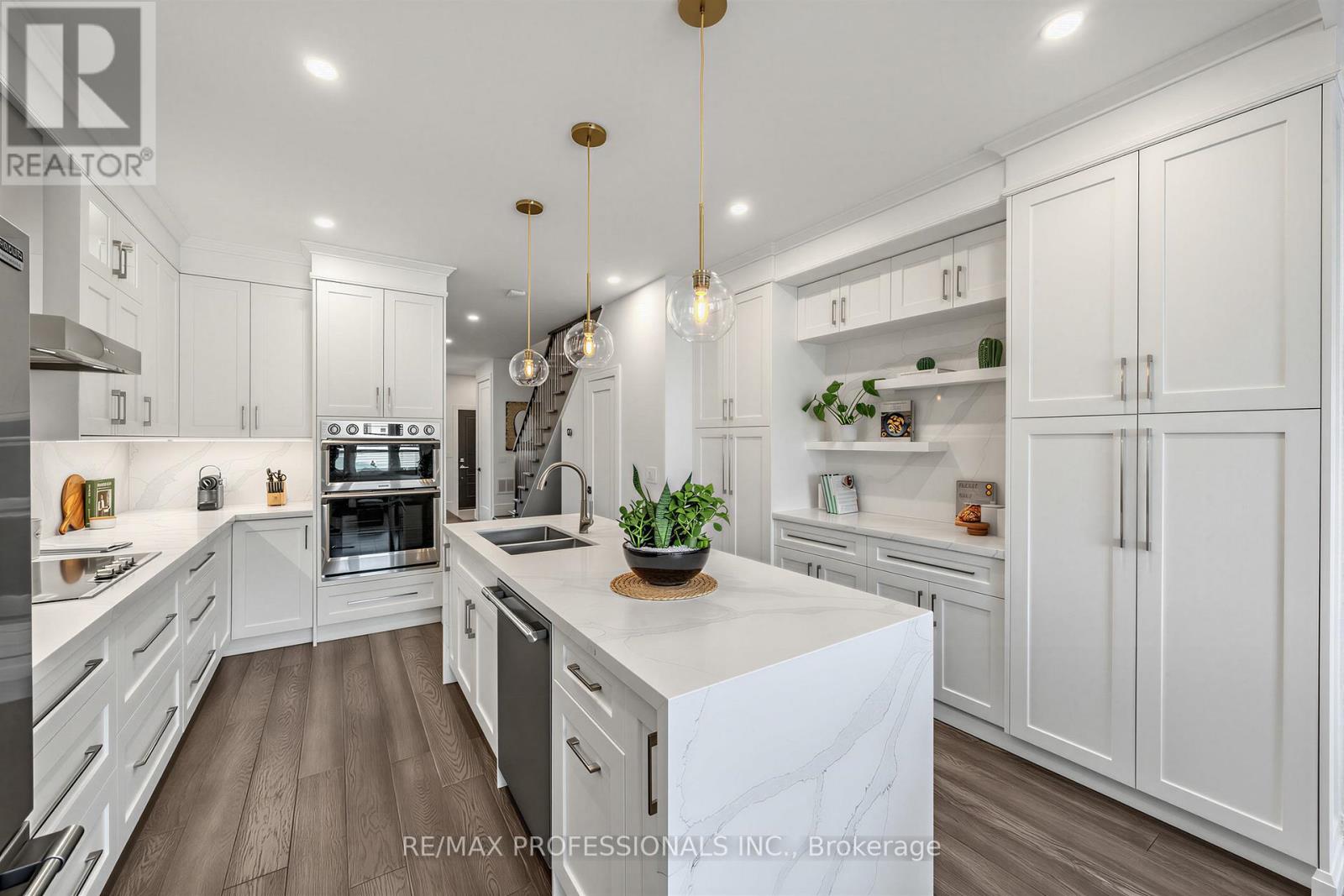 215 Gilbert Avenue, Toronto (Caledonia-Fairbank), Ontario  M6E 4W6 - Photo 9 - W13040084